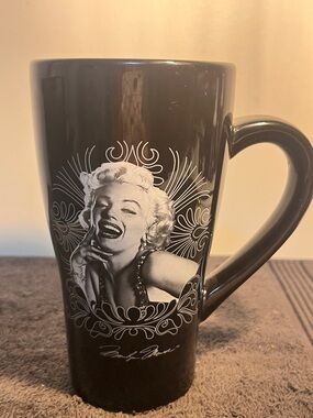 Marilyn Monroe Black Ceramic Portrait Mug 6" height new